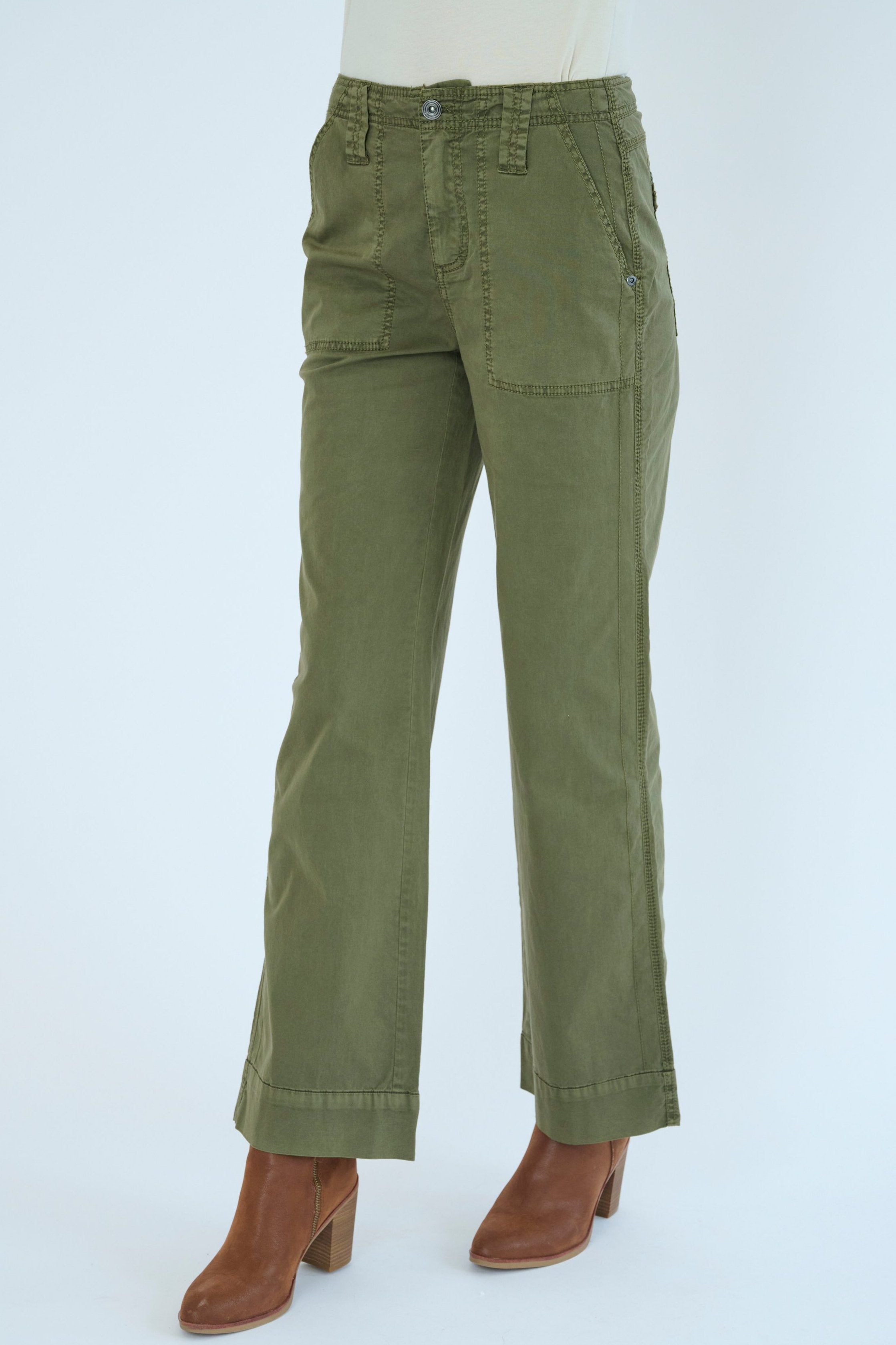 Side view of Darilyn pant in Pine color