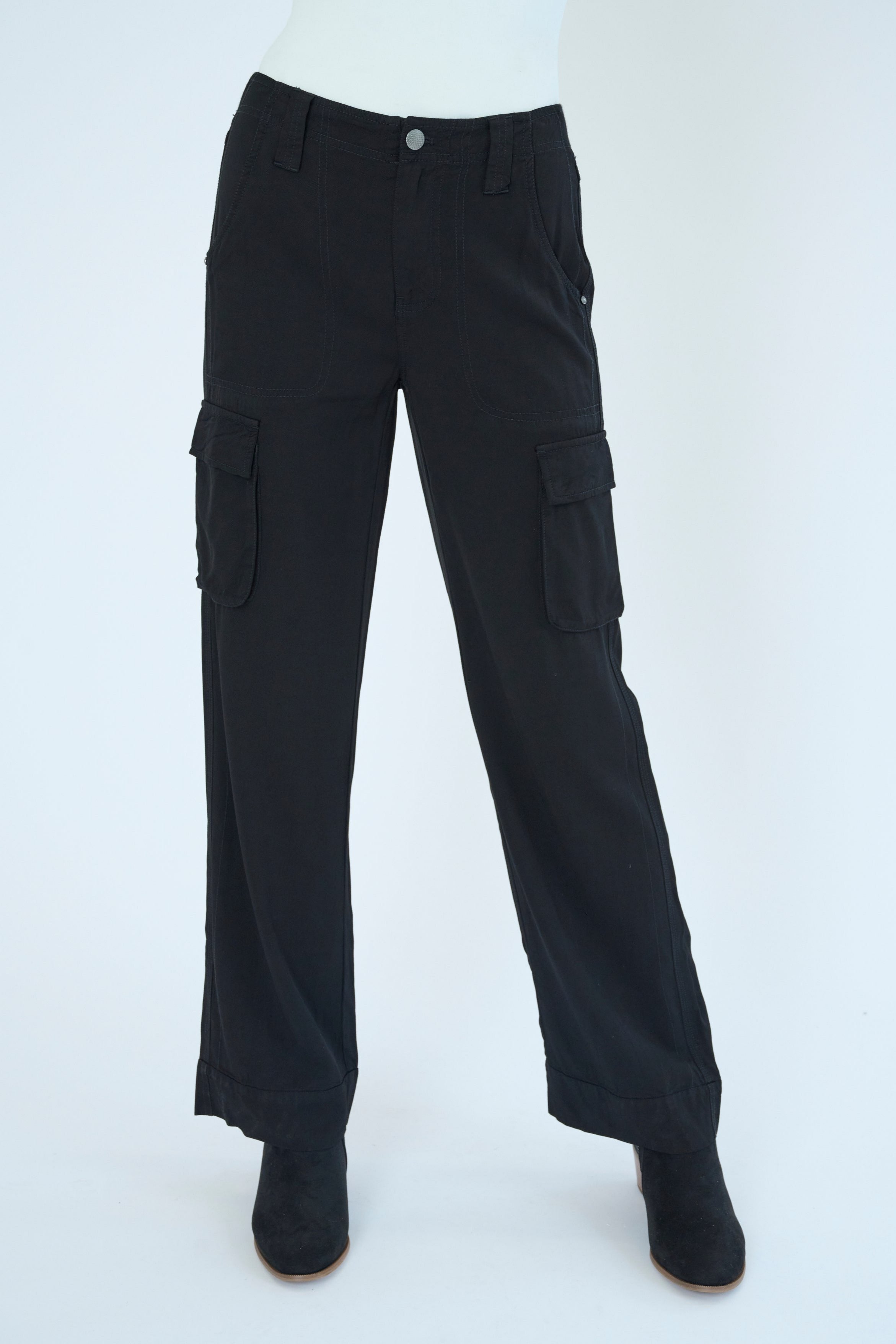 Front view of Gavyn pant in Black color