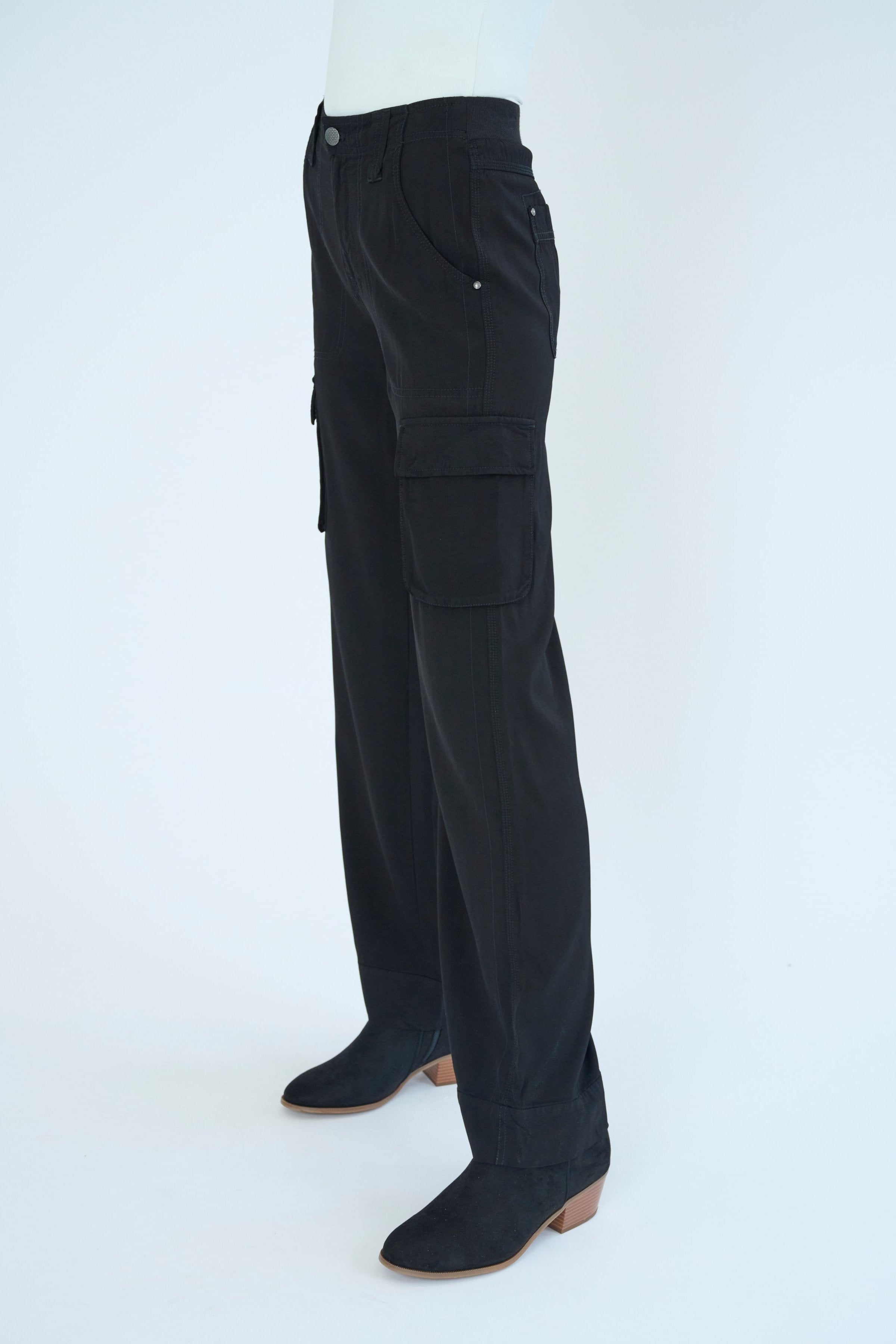 Side view of Gavyn pant in Black color