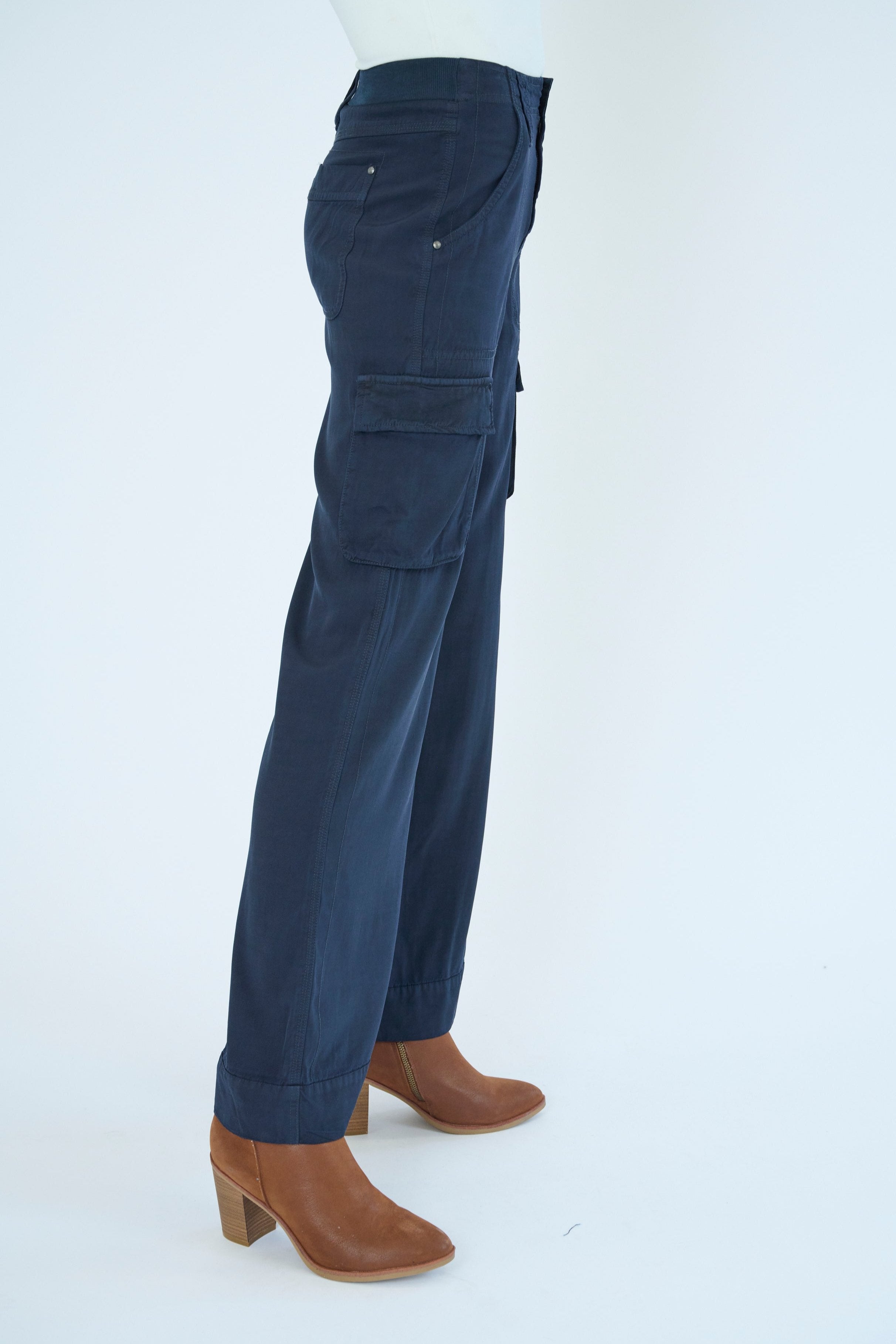 Side view of Gavyn pant in Celestial Blue color