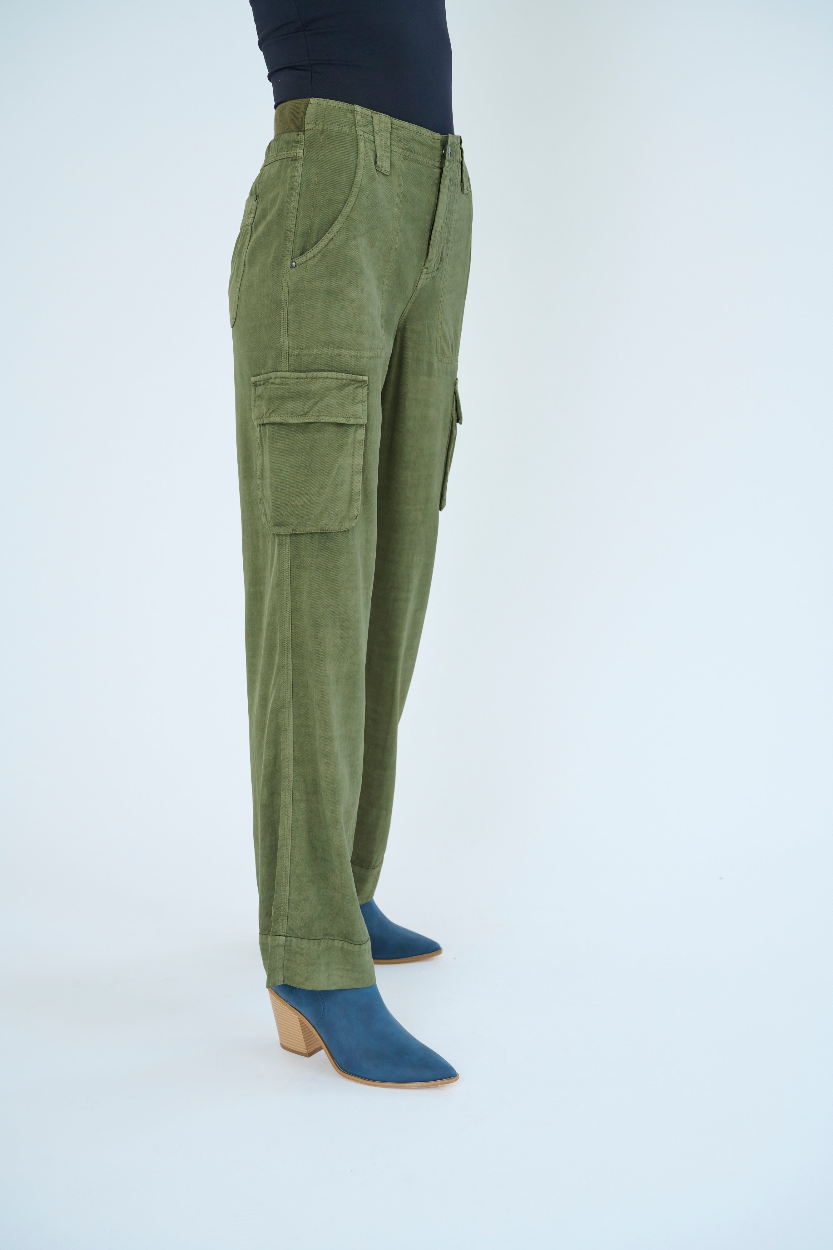 Side view of Gavyn pant in Pine color