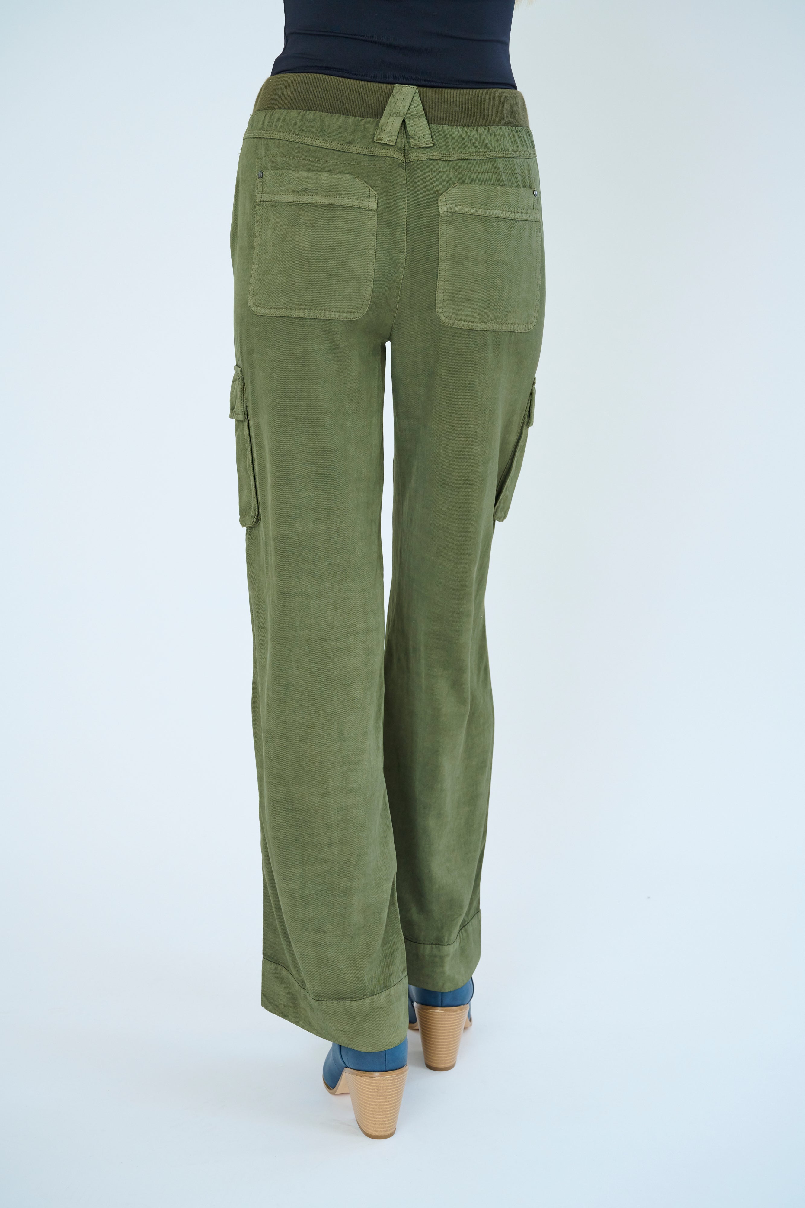 Back view of Gavyn pant in Pine color