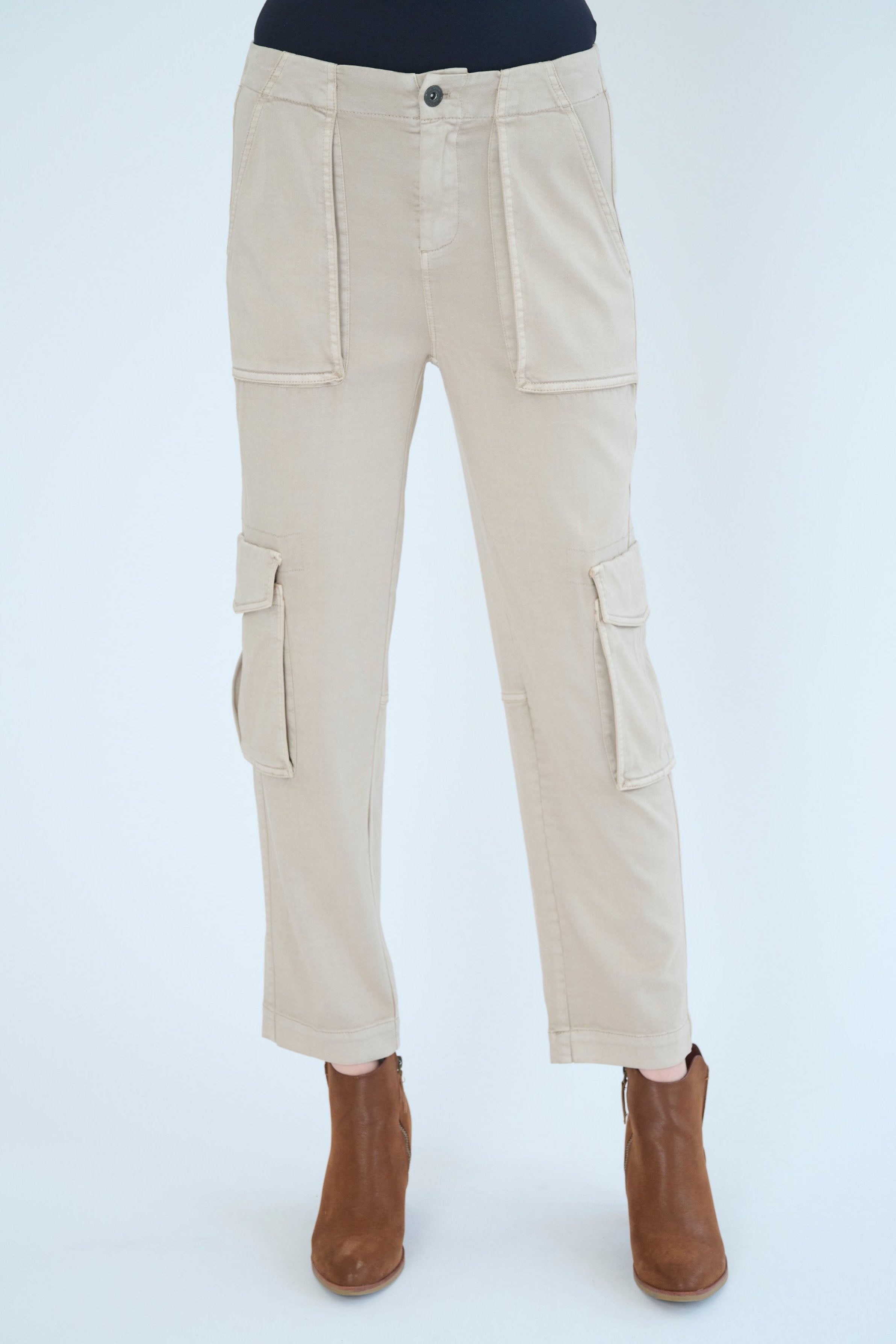 Front view of Raisa pant in Oat color