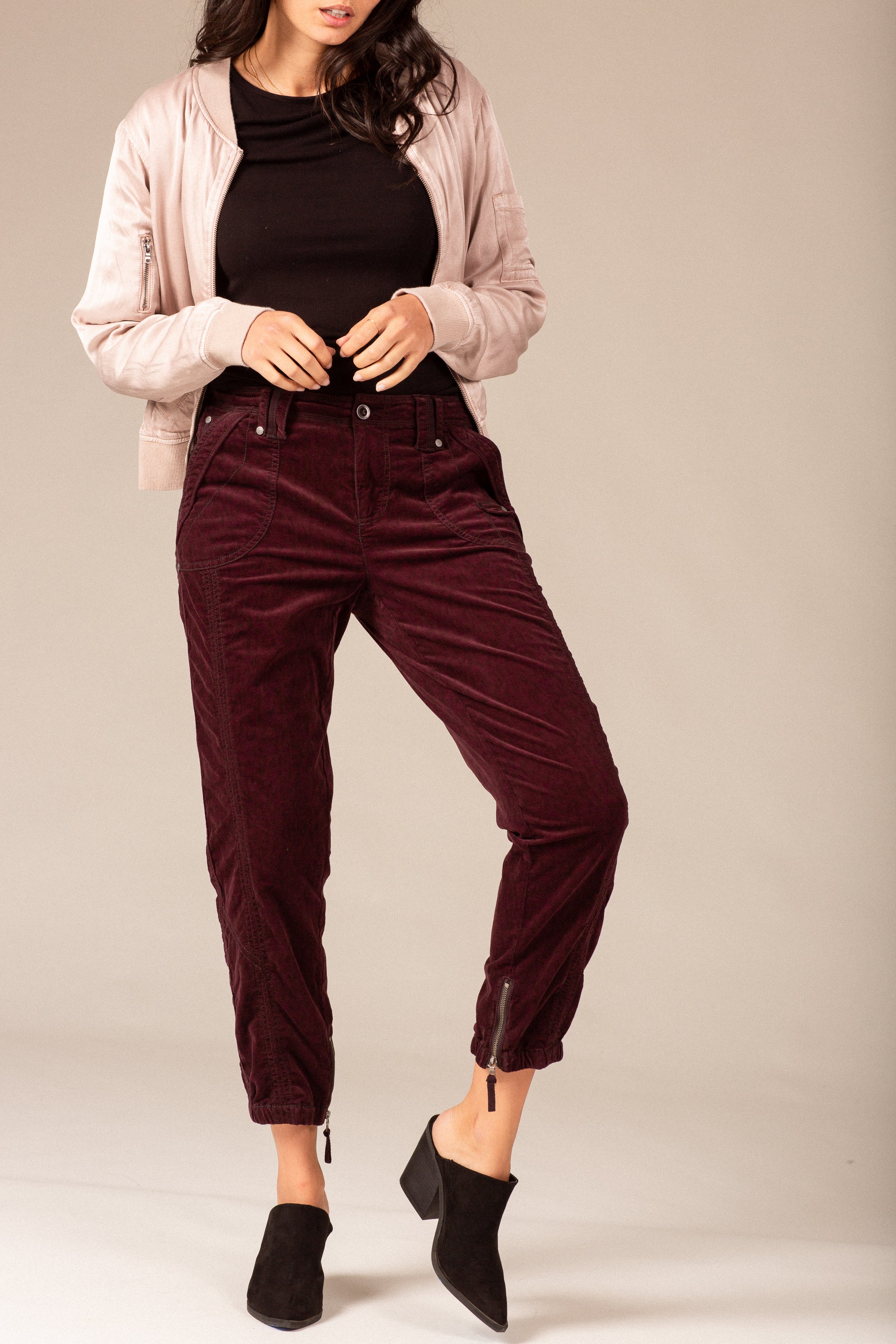 Burgundy Corduroy Jeans with Pants Outfits For Women (3 ideas & outfits) |  Lookastic